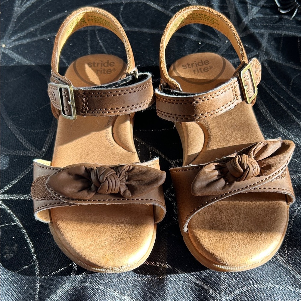 Adjustable wide width sandals like new